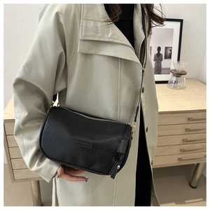Schicke schwarze Boston-Zylindertasche als Umhängetasche mit modischer Prägung am Mantel