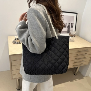 Sac fourre-tout en nylon noir matelassé avec poignées en corde blanche pour l'hiver