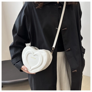 Sac à bandoulière blanc en forme de cœur avec texture gaufrée et lettrage doré
