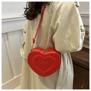 Vue détaillée du sac rouge en forme de cœur avec logo 'FASHION & BAG' doré