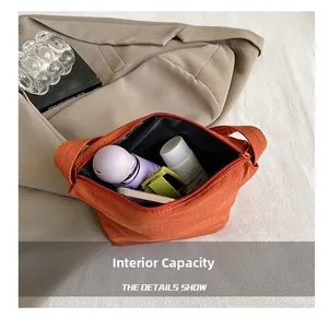 Vue détaillée de l'intérieur spacieux d'un sac orange avec grande capacité