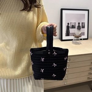 Borsa a secchiello trapuntata nera con ricamo a farfalla rosa e manico corto