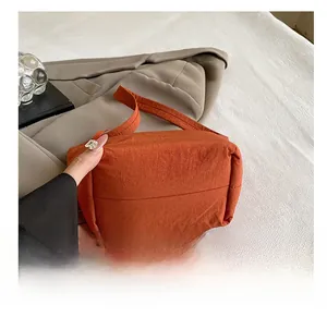 Gros plan sur le fond résistant à l'usure de ce sac fourre-tout en nylon terre cuite