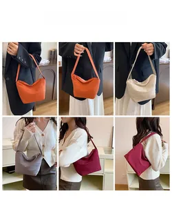 Détails des sacs demi-lune en forme de nuage en orange, crème, gris et bordeaux