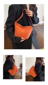 Détails du sac hobo plissé orange vif avec texture en nylon et fermeture éclair sécurisée