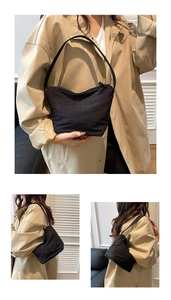 Détail du sac croissant plissé noir avec fermeture éclair fluide et texture en nylon