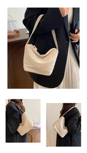 Vue détaillée du sac hobo en toile plissée beige montrant la texture et la fermeture