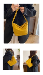 Trois vues d'un sac hobo plissé jaune vif porté avec un blazer noir élégant