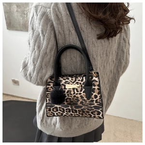 Sac à bandoulière léopard tendance avec poignées noires et pompon en peluche doux