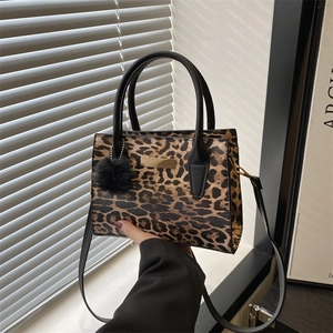 Sac Cabas À Imprimé Léopard En Cuir PU Pour Femmes Avec Pendentif Boule De Fourrure Sac À Main Bandoulière
