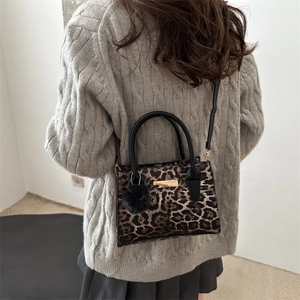Sac à bandoulière léopard tendance avec poignée ronde noire et plaque dorée