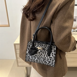 Sac à bandoulière tendance à motif léopard pour femme avec pendentif boule en fourrure