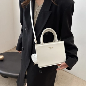Sac à main minimaliste blanc ivoire avec petit porte-monnaie rond et lettrage doré