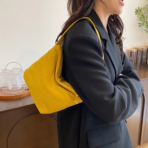 Sac à bandoulière plissé en forme de croissant jaune vif pour le style quotidien des femmes