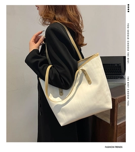 Dettaglio della grande borsa tote in ecopelle bianca strutturata con manici beige a contrasto