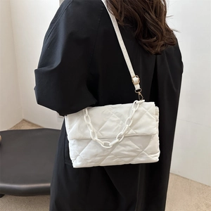 Elegante borsa a tracolla bianca trapuntata con catena spessa e tracolla regolabile
