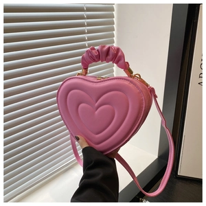 Sac à bandoulière rose en forme de cœur avec matelassage et poignée à volants