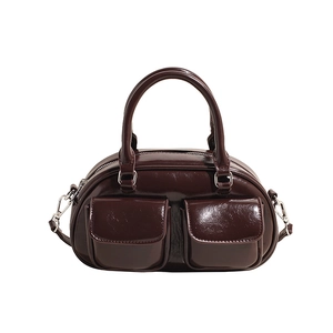 Sac baguette en cuir brillant bordeaux avec deux poches avant et détails argentés
