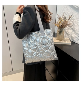 Sac fourre-tout argenté matelassé avec motifs de cœur et anses en tissu tressé