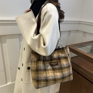 Sac fourre-tout à carreaux en laine avec logo en cuir et bandoulière chaîne pour femme