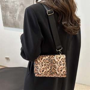 Umhängetasche mit Leopardenmuster und breitem Schultergurt zum schwarzen Blazer