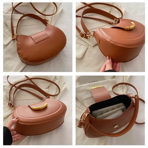 Dettaglio in quattro angolazioni di una borsa marrone a mezzaluna con fibbia dorata