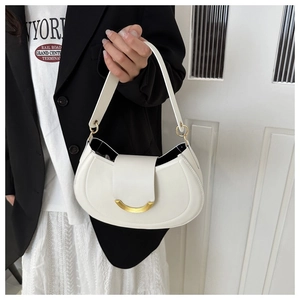 Elegante borsa a sella a mezzaluna bianca con chiusura dorata e manico superiore