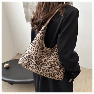 Detailaufnahme der Leoparden-Einkaufstasche mit weicher Halbmondform und Strickmuster