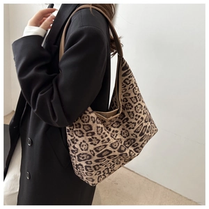 Detailansicht einer großen Hobo-Tasche mit Leopardenmuster und dunkelbraunem Lederriemen