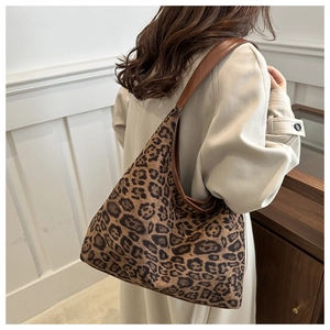 Detail der trendigen Hobo-Tasche mit Leopardenmuster und dunkelbraunem Riemen für Damen