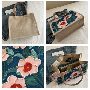 Vista detallada del bolso tote floral con bolsillos multifuncionales y espacio de almacenamiento