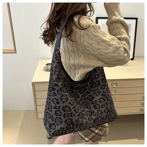 Detail der Schultertasche mit Leopardenmuster, zeigt weiches Wildleder und großes Fassungsvermögen