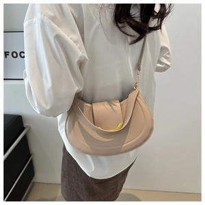 Borsa a tracolla beige a mezzaluna minimalista con fibbia a mezzaluna dorata sulla spalla