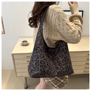 Detailansicht der großen Shopper-Tasche mit Leopardenmuster und weichem Strickpullover