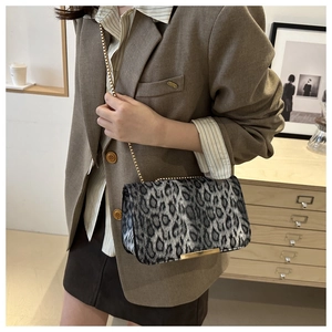 Détail du sac bandoulière léopard pour femme avec garniture et chaîne dorées élégantes