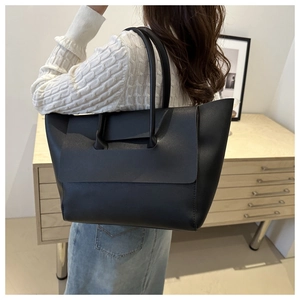 Detailansicht der schwarzen Leder-Shopper-Tasche mit großem Fassungsvermögen