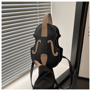 Vista de detalle del bolso bandolera con forma de violín y costuras en contraste
