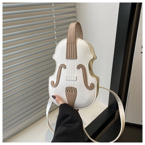 Detalle del bolso bandolera con forma de violín en cuero PU blanco y detalles kaki