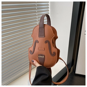 Detalle de un bolso bandolera creativo con forma de violín en cuero mate marrón con asa