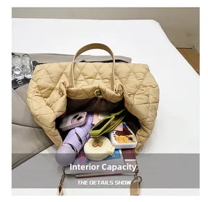 Vista interna della borsa tote trapuntata beige con grande capacità per gli oggetti
