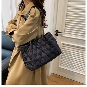 Stylish large capacity quilted tote bag for women, trendy autumn winter shoulder bag.
