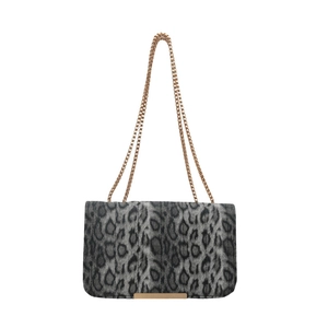 Sac bandoulière rétro à motif léopard avec chaîne dorée sur fond blanc immaculé
