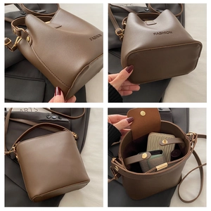 Dettagli interni e laterali di una borsa a secchiello marrone con finiture dorate e tracolla