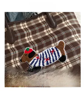 Détail du sac cabas à carreaux avec une broderie 3D en peluche d'un motif teckel