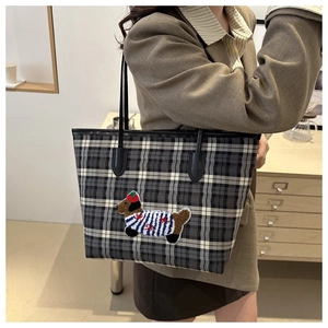 Détail du sac cabas à carreaux avec broderie de teckel et fines bandoulières en cuir