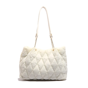 Borsa tote trapuntata beige con catena dorata e tracolle in pelle alla moda