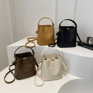 Borse a secchiello alla moda in pelle PU in marrone, nero, caffè e bianco crema