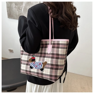 Grand sac cabas à carreaux roses avec écusson chien 3D porté par un mannequin