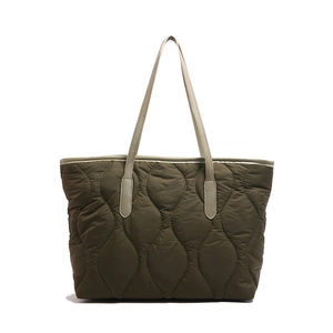 Borsa tote trapuntata verde oliva in tessuto piumino con spalline grigie