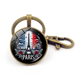 Dettaglio portachiavi Parigi vintage in bronzo con Torre Eiffel e bandiera francese in vetro